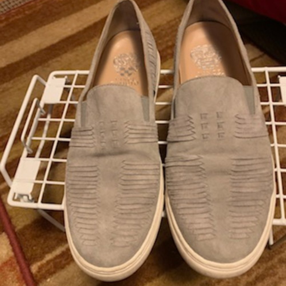 Vince Camuto Womens beyza Suede Closed Toe Loafers